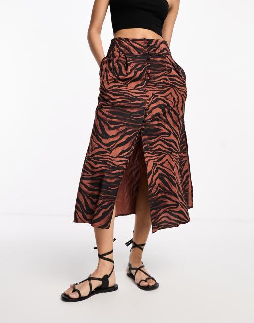 Falda midi abotonada con estampado de cebra oscuro y abertura de ASOS DESIGN, 3 de 4