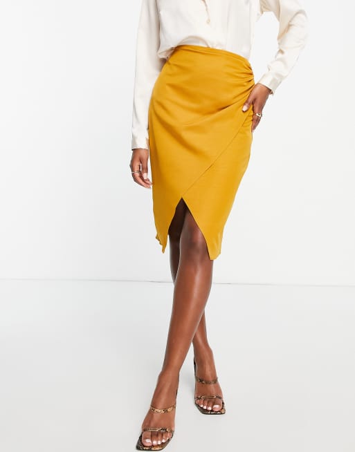 Falda midi amarillo mostaza cruzada de Vesper