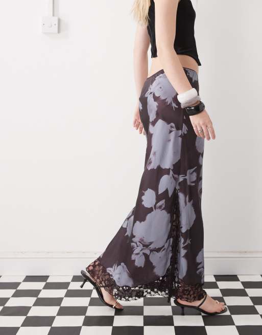 Falda midi azul de satén con estampado floral difuminado e insertos de encaje de edición limitada de Reclaimed Vintage, 2 de 5