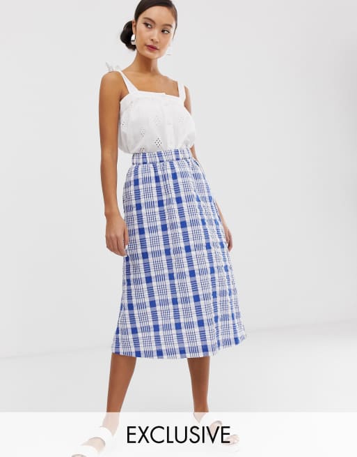 Falda midi azul y blanca estilo granjera con estampado de cuadros de Monki