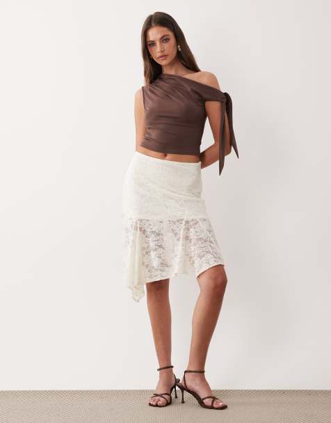 Falda midi blanca con bajo asimétrico de encaje exclusiva de The Frolic - view 1