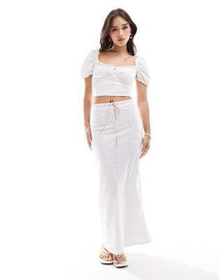 Falda midi blanca de corte recto con bordado inglés y abertura de ASOS DESIGN - view 1