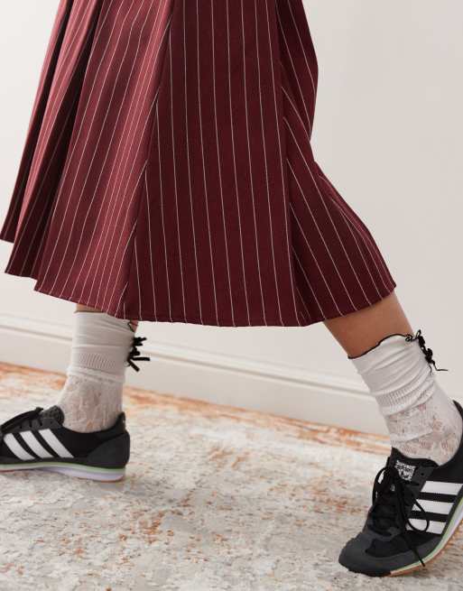 Falda midi burdeos plisada con raya diplomática de Reclaimed Vintage, 5 de 5