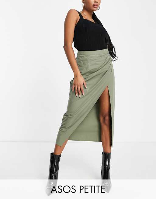 Falda midi caqui con abertura y diseño fruncido en el lateral de algodón de ASOS DESIGN Petite