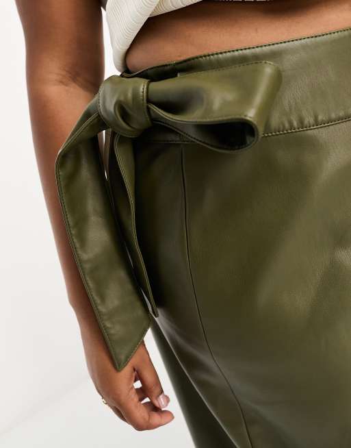 Falda midi caqui cruzada de poliuretano de Never Fully Dressed Plus, 3 de 4