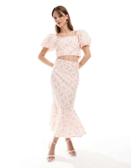 Falda midi color coral con estampado floral y sobrefalda en el bajo de Maya