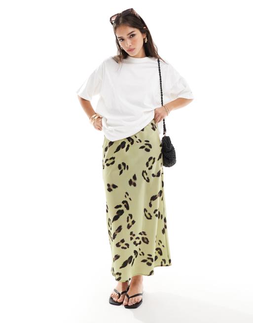 Falda midi color crema de corte al bies con estampado de leopardo de satén de ASOS DESIGN