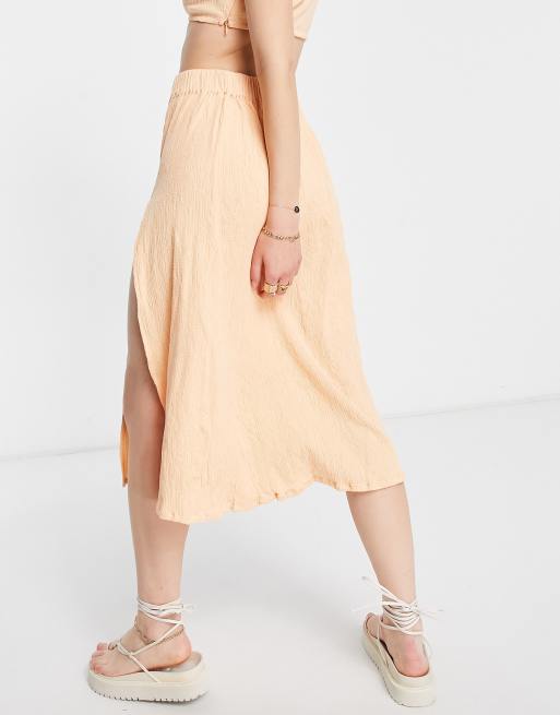 Falda midi color melocotón con abertura y acabado rugoso de ASOS DESIGN (parte de un conjunto), 2 de 4