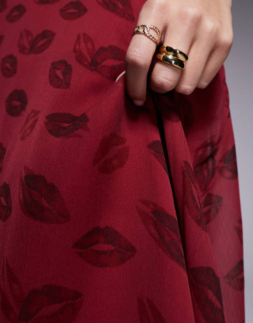 Falda midi con bajo asimétrico y estampado de labios de chifón de ASOS DESIGN, 5 de 5