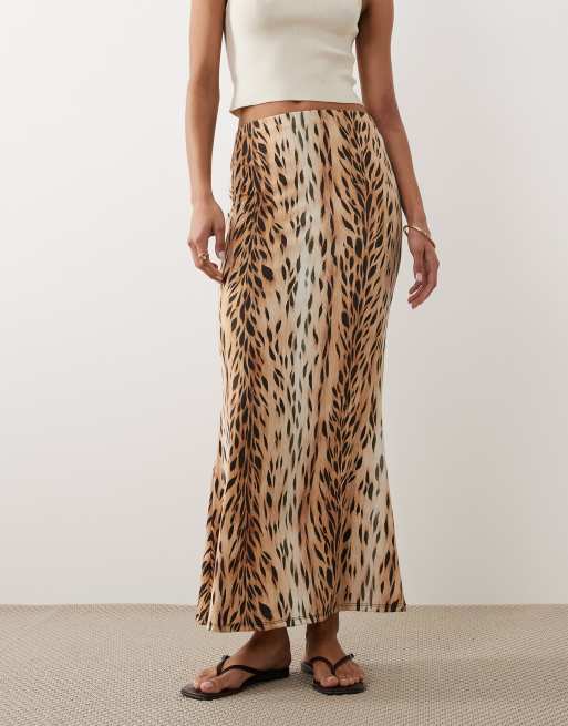 Falda midi con estampado de leopardo de malla de ASOS DESIGN, 3 de 5