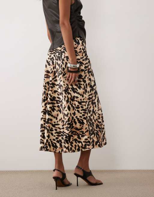 Falda midi con estampado de leopardo de satén de YAS, 3 de 5