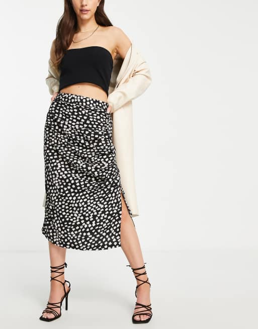 Falda midi con estampado negro y blanco y detalle fruncido en el lateral de Vero Moda