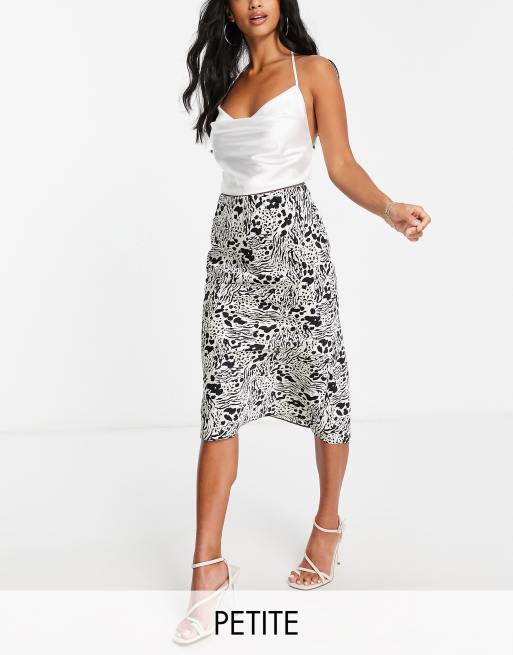 Falda midi cortada al bies con estampado animal monocromático de satén de Miss Selfridge Petite