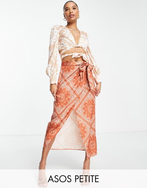 Falda midi cruzada con estampado de cachemir de satén de ASOS DESIGN Petite (parte de un conjunto)