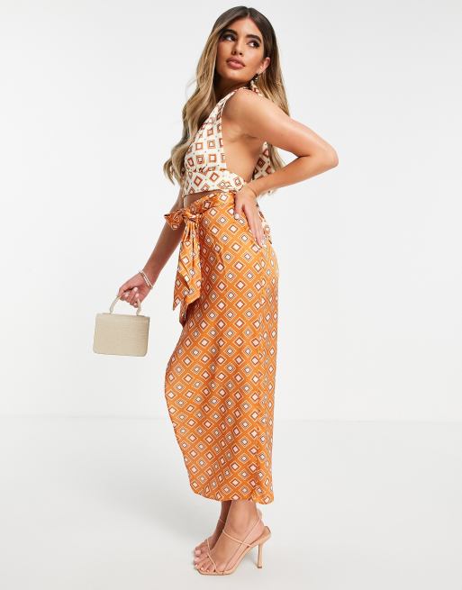 Falda midi cruzada con estampado de mosaico de estilo años 70 de satén de ASOS DESIGN (parte de un conjunto)