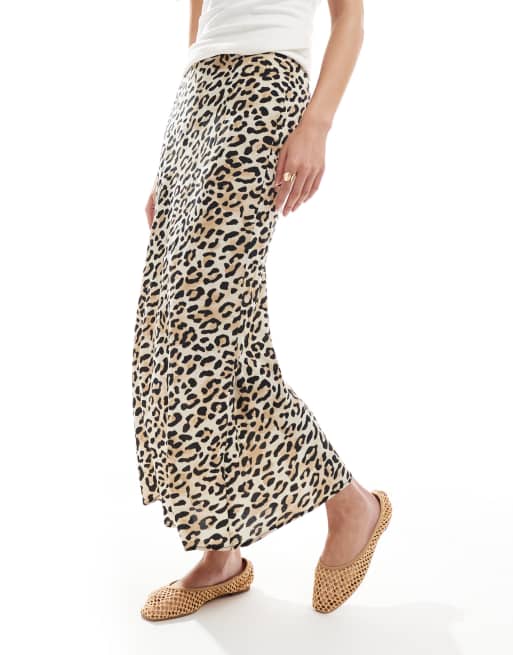 Falda midi de corte al bies con estampado de leopardo de New Look, 5 de 5