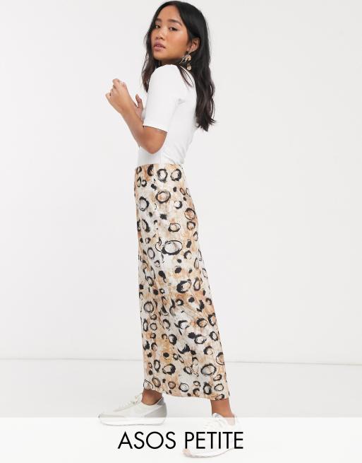 Falda midi de satén cortada al bies con estampado de leopardo difuminado de ASOS DESIGN Petite