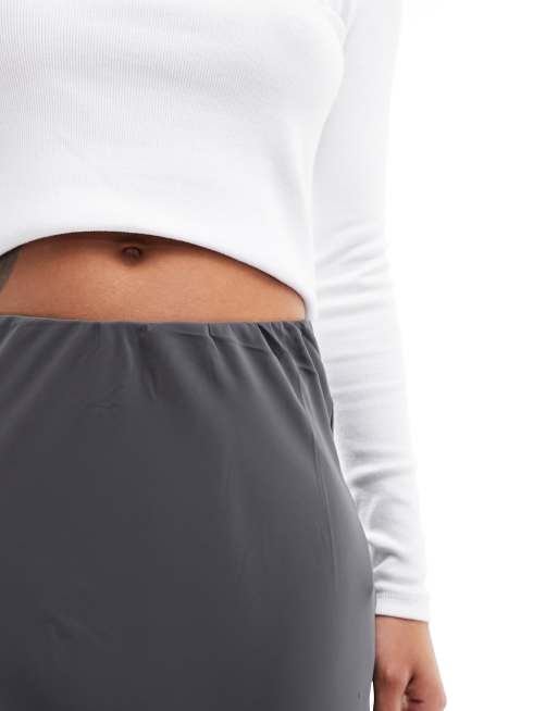 Falda midi gris mate de satén de Pieces, 2 de 5
