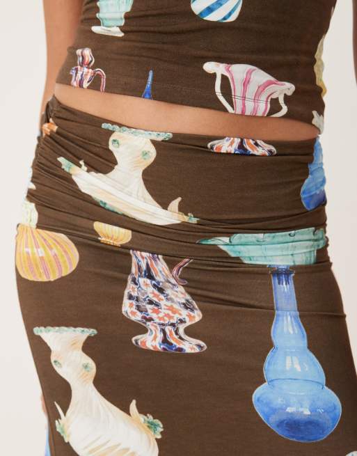 Falda midi marrón ceñida con estampado de jarrones de Tyler McGillivary (parte de un conjunto), 2 de 5