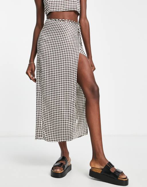 Falda midi marrón chocolate con diseño hexagonal cruzado de satén de Topshop (parte de un conjunto) , 4 de 4