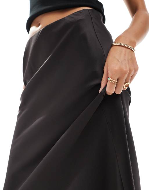 Falda midi marrón chocolate de corte al bies de satén de Vero Moda, 3 de 5