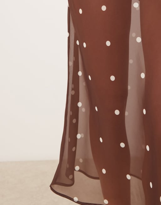 Falda midi marrón chocolate de corte al bies y largo estilo años 90 con estampado de lunares de chifón de ASOS DESIGN, 5 de 5
