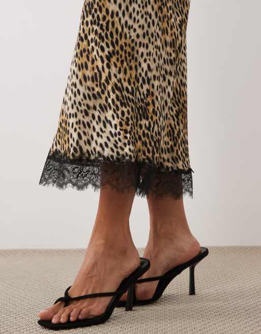 Falda midi marrón con estampado de leopardo y ribete de encaje de New Look, 2 de 5