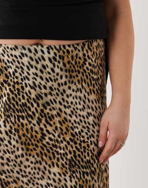 Falda midi marrón de corte al bies con estampado de leopardo y ribete de encaje de satén de New Look Curve, 4 de 5