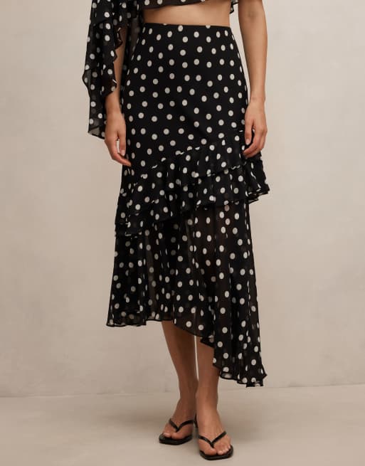 Falda midi monocromática asimétrica con estampado de lunares de chifón de Forever New (parte de un conjunto), 2 de 4