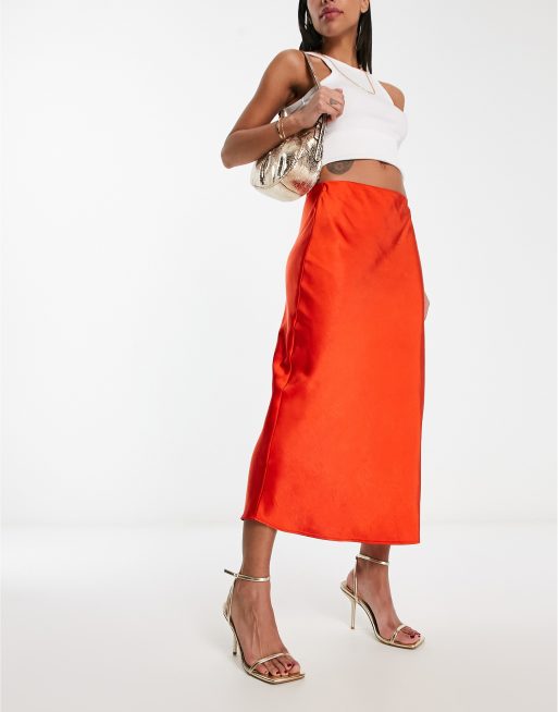 Falda midi naranja de satén de Mango