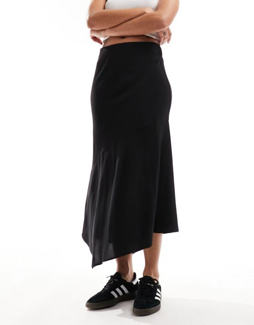Falda midi negra asimétrica de satén Marita de Weekday