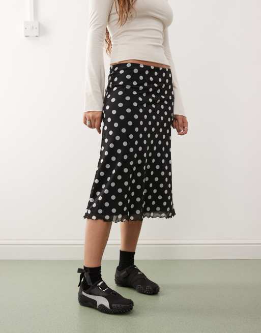 Falda midi negra con estampado de lunares blancos de malla de Reclaimed Vintage, 3 de 5