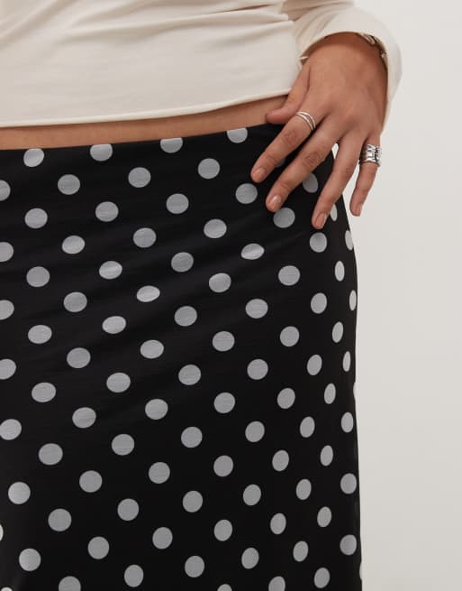 Falda midi negra con estampado de lunares blancos de malla de Reclaimed Vintage, 5 de 5