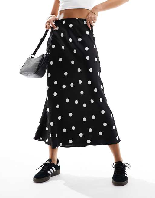 Falda midi negra con estampado de lunares blancos de satén de Y.A.S