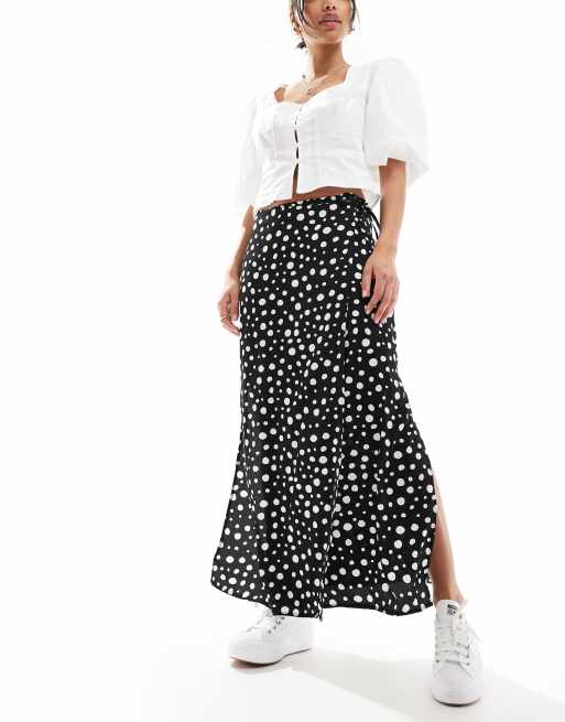 Falda midi negra con estampado de lunares blancos y lazada en la cintura de Monki, 5 de 5