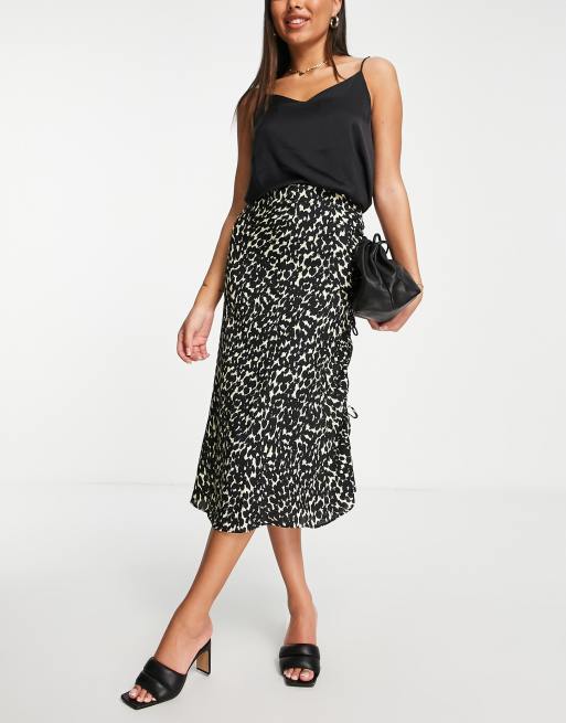 Falda midi negra con estampado de manchas y volante en la parte delantera de Whistles