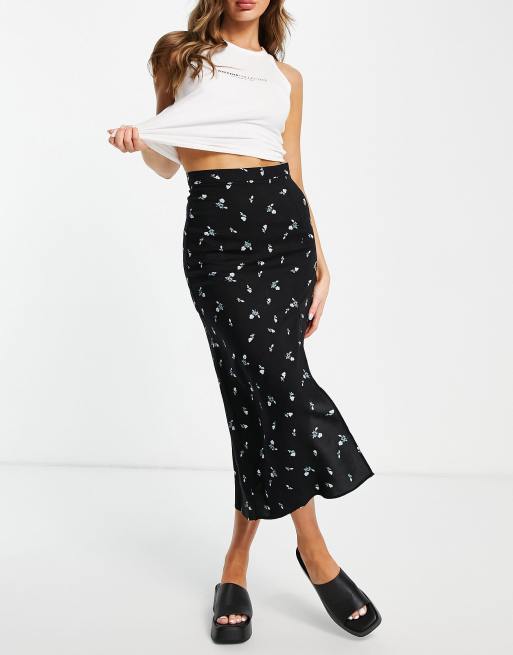 Falda midi negra con estampado floral y abertura en el muslo de ASOS DESIGN