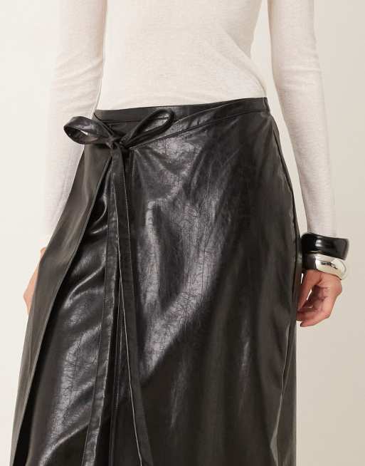 Falda midi negra cruzada con detalle de lazada de cuero sintético de Ghospell, 4 de 5