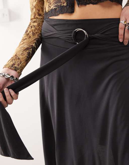 Falda midi negra de talle bajo de tejido suave con detalle de anilla de COLLUSION, 2 de 5
