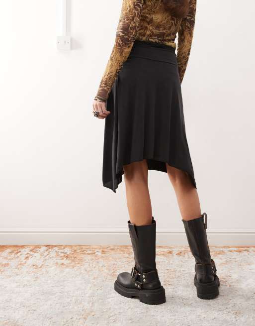 Falda midi negra de talle bajo de tejido suave con detalle de anilla de COLLUSION, 3 de 5