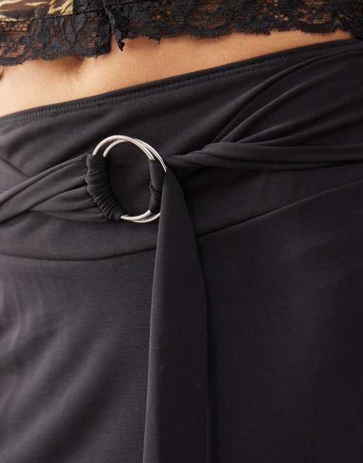 Falda midi negra de talle bajo de tejido suave con detalle de anilla de COLLUSION, 4 de 5
