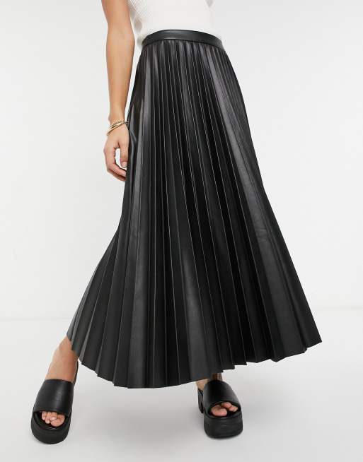 Falda midi negra plisada de cuero sintético de Mango