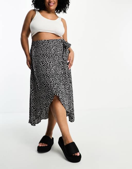 Falda midi negra y blanca cruzada con estampado de lunares de Pieces Curve
