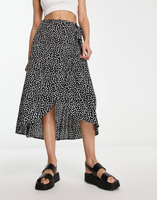 Falda midi negra y blanca cruzada con estampado de lunares de Pieces