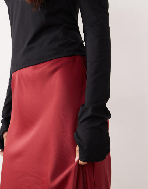 Falda midi rojo oscuro de satén de YAS , 5 de 5