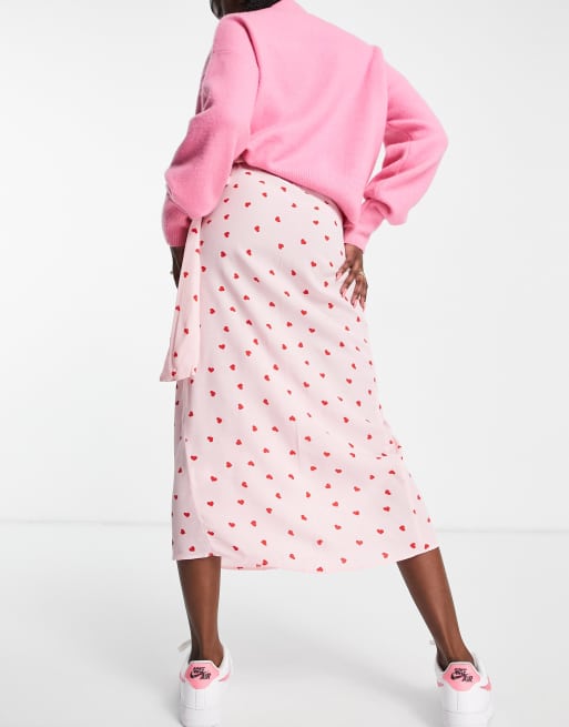 Falda midi rosa con estampado de corazones rojos y diseño cruzado de satén de Style Cheat (parte de un conjunto), 2 de 4
