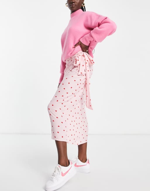 Falda midi rosa con estampado de corazones rojos y diseño cruzado de satén de Style Cheat (parte de un conjunto), 4 de 4