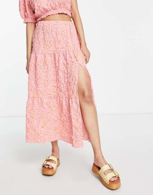 Falda midi rosa con estampado de leopardo de tejido texturizado de Vero Moda (parte de un conjunto)