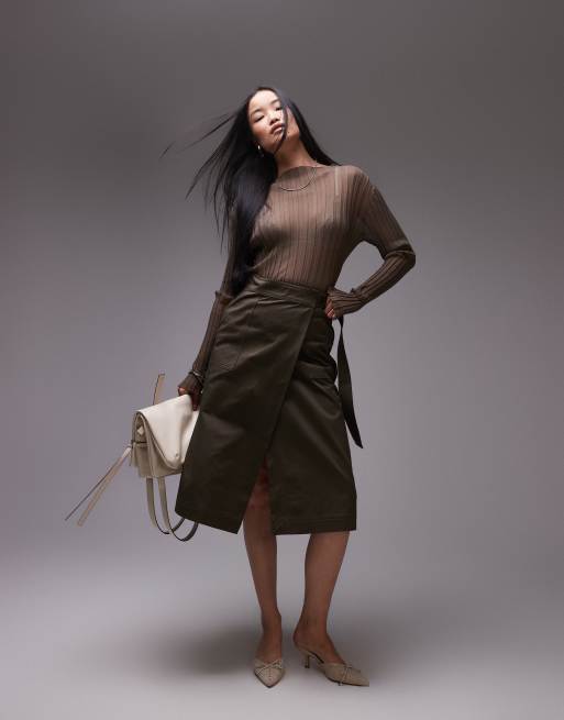 Falda midi verde caqui oscuro cruzada con detalle de pliegues y bolsillo utilitario de ARKET