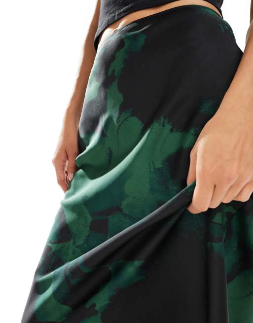 Falda midi verde y negra de corte al bies con estampado floral difuminado de satén de ASOS DESIGN, 2 de 5